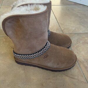 UGG CLASSIC SHORT CRESCENT BOOT
